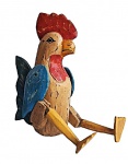 Grande galo de madeira articulado e com rica e criativa policromia. Medida 46cm.
