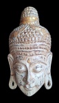 Grande Escultura de  rosto de Buda , ricamente esculpido e  policromado. Medidas 50x28 cm