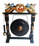 Grande e antigo Gongo Tibetano, com estrutura em madeira trabalhada e ricamente policromada, contendo gongo de metal ao centro. Produz belo som grave e estridente. Medidas total 57x69cm.