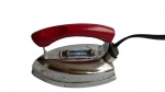 Antigo mini ferro de passar da marca MIRIM funcionando 110V e 400W, Medida 13x8x9cm.