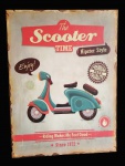 Grande placa de metal com inscrição "Scooter" confeccionada em metal com efeitos envelhecidos. Medida 40x30cm.