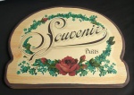 Grande placa de madeira pintada com florais e dizer SOUVENIR Paris. Medida 30x40cm
