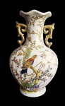 Elegante floreira em porcelana oriental em feitio de ânfora com florais , ostentando lindas alças trabalhadas e boca em formato ondulado. Medida 36cm de altura.