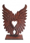 Belíssima escultura em madeira de asas sobre base também de madeira. Medida 42cm de altura.