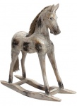 Magnífico cavalo de balanço  esculpido em madeira, com crina em rafia e patina 42x40 cm.
