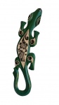 Exótico lagarto asiático esculpido em madeira para colocar na parede, ricamente policromado e com esmerado trabalho de entalhe. Medida 50cm.