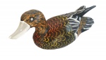 Pato esculpido em bloco de madeira com rica policromia. Medida 28 cm.