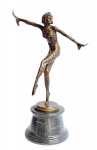 Magnífica escultura art noveau com riqueza de detalhes ao gosto Demetre Chiparus. Peça confeccionada em bronze com base em mármore negro. Medida total 55 cm de altura. NÃO PODE SER ENVIADA PELOS CORREIOS.