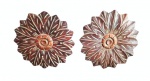 Par de medalhões em madeira ricamente esculpido em forma de flor, com policromia azul e dourado. VEJA FOTO EXTRA. Medidas 21 cm de diâmetro.