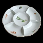 Belíssima petisqueira com divisórias em antiga porcelana schmidt com motivos culinários. Medida 31 cm de diâmetro.