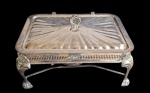 Belo rechaud em metal espesurado a prata com pés trabalhados e bela tampa superior. Medida  38x24cm e 20cm de altura.