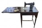 Antiga máquina de costura de origem americana marca "KENMORE"  elétrica com pedal e gabinete de madeira nobre. Possui manual original e acessórios. Funcionando no momento, mas sem garantia de funcionamento posterior. Lote deve ser retirado na cidade de Miguel Pereira - Sul do Rio de Janeiro. VEJA FOTOS EXTRA.