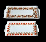 Lote com duas bandejas em porcelana trabalhada e ricamente policromada da marca Steatita Paraná. Medida da maior 32x17cm.