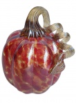 Grande abóbora em vidro tipo murano com ricos acabamentos e bela policromia. Medida 15 cm de altura.