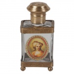 Belo perfumeiro em vidro e metal dourado. Medida 12cm de altura.