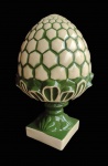 Magnífica e enorme pinha de porcelana ricamente trabalhada e medindo 45 cm de altura e 26 cm de diâmetro.