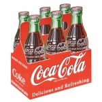 Placa decorativa retô da Coca-Cola com relevos em similar de madeira. Medidas39x42cm.