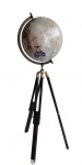 Grande globo decorativo com base de tripé de madeira e metal. Medida 90 cm de altura.