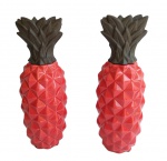Par de belos abacaxis decorativos em porcelana. Medida 30 cm de altura.