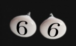 Par de puxadores em porcelana com o número "6"