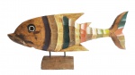 Grande e espetacular escultura de peixe em bloco de madeira ricamente policromada. Medida 31X80 CM.
