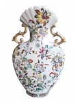 Elegante floreira em porcelana oriental em feitio de ânfora com florais , ostentando lindas alças trabalhadas e boca em formato de leque. Medida 36cm de altura.