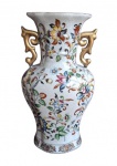 Extraordinária ânfora em porcelana policromada decorada com motivos florais, e alças em formatos de arabescos em tom dourado. Medidas 37cm.