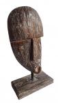 Escultura africana em bloco de madeira com riqueza de entalhe. Medida 29x36cm.