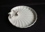 Grande petisqueira em porcelana branca trabalhada com estrea do mar. Medida b28 cm de diâmetro.