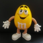 COLECIONISMO - Raro e antigo boneco na MM chocolates. Medida 17 cm de altura. VEJA FOTO EXTRA.