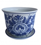 Belo vaso com base, ambos em porcelana oriental com florais generosos. Medida 14 cm de altura e 12 cm de diâmetro.