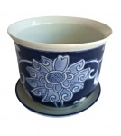Belo vaso com base, ambos em porcelana oriental com florais generosos. Medida 14 cm de altura e 12 cm de diâmetro.