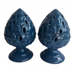 Belíssimo par de pinhas em porcelana de lindo tom azul. Medida 26 cm de altura.