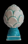 Pinha em porcelana trabalhada de lindo tom verde e branco. Medida 30cm de altura.