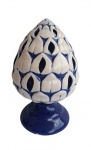 Pinha em porcelana trabalhada de lindo tom azul e branco. Medida 26cm de altura.