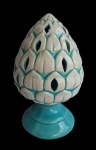 Pinha em porcelana trabalhada de lindo tom verde e branco. Medida 26cm de altura.