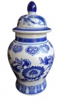Belíssimo potiche em porcelana oriental com lindos florais. Medida 30 cm de altura.