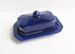 Manteigueira de porcelana na cor azul cobalto.