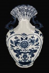 Elegante floreira em porcelana oriental em feitio de ânfora com florais , ostentando lindas alças trabalhadas e boca em formato de leque. Medida 36cm de altura.