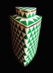 Porcelana oriental com rico colorido e decoração geométrica. Adornado com filetes ouro nas bordas. Medida 27 cm de altura.