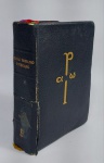 Antigo Missal Romano Cotidiano - Idioma: Latim/Português - 3 edição - Edições Paulinas - Ano: 1963 - Capa dura - 1597 páginas conservadas - Medida: 14 cm x 9,5 cm x 4 cm. OBS: Lombada com rasgo, porém as páginas estão bem fixadas no miolo. Conforme fotos.