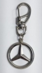 Antigo Chaveiro em Metal prateado representando logo da - MERCEDES BENZ - Medida da logo: 3 cm de diâmetro. Conforme fotos.