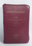 Conservado livro Religioso - ORAÇÃO DAS HORAS - Laude, Oração das Doze horas (Hora Média ), Véspera e Completas - Ofício Divino - Renovado Conforme o decreto do Concílio Vaticano II e promulgado pelo PAPA PAULO VI - Editora Vozes - Ano: 1995 - 1615 páginas - Capa com Zipe. Medida: 18 cm x 12 cm x 3 cm. Conforme fotos.