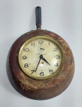 Antigo Relógio à Corda de Parede no formato de Frigideira - RUBINICH - Estrutura em Metal com Cabo de Baquelite, Proteção do mostrador de Vidro. Medida: 31 cm x 18 cm de diâmetro x 7 cm. Não está funcionando, necessita de revisão. Conforme fotos.