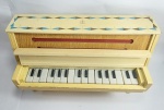 Antigo e Raro Piano de Madeira da ESTRELA - Anos 60 - 16 Teclas - Medida: 37 cm x 27,5 cm de altura x  16 cm. OBS: 3 Teclas não estão funcionando. Conforme fotos.