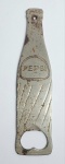 Antigo e Raro Abridor de Garrafas Promocional  Refrigerante - PEPSI - COLA - No Formato de Garrafa. Fabricante: EBERLE - Medida: 15 cm x 3,5 cm. Conforme fotos.