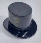 Antigo e Lindo Cinzeiro em baquelite - Souvenir Francês da Famosa Casa de Espetáculos ''LIDO'' em Paris - Moet Chandon - Formato de Cartola - Medida: 9,5 x 8 x 6 cm.
