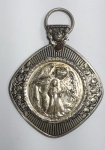 Antigo Medalhão de Berço - Anjo da Guarda - Metal prateado com detalhes em alto relevo. medida: 9 cm x 6,5 cm x 0,7 cm.