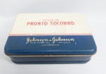 Antigo Estojo de Lata  " PRONTO SOCORRO " - Johnson & Johnson - Anos 60 - Acompanha 4 rolos de ataduras de Gaze. Medida: 17 cm x 12 cm x 5,5 cm. Conforme fotos. Estes estojos eram frequentemente vendidos para serem levados nos carros, como parte da preocupação com a segurança e o atendimento básico a emergências em viagens.