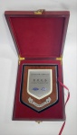 Linda e Rara Placa de Parede/Mesa comemorativa - Viagem Inaugural da Empresa de Contêineres do Norte da China - SINOTRANS - Placa de madeira com imagens gravadas em chapa de aço. Acondicionada no Estojo de Luxo, estrutura de madeira com parte interna camurçada. A Sinotrans é uma das maiores empresas de logística da China. As áreas de negócios da empresa incluem serviços de armazenamento, terminais e transporte rodoviário e marítimo. Medida do Estojo: 24 cm x 19 cm x 4 cm. Medida da Placa: 18,5 cm x 15 cm x 2,5 cm. Conforme fotos.